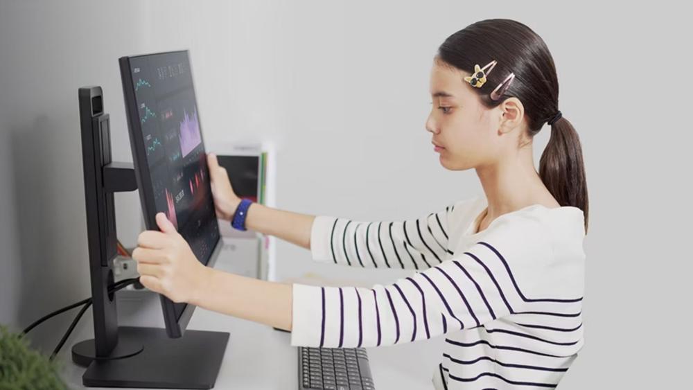 User checking BenQ monitor inputs to rule out hardware fault
