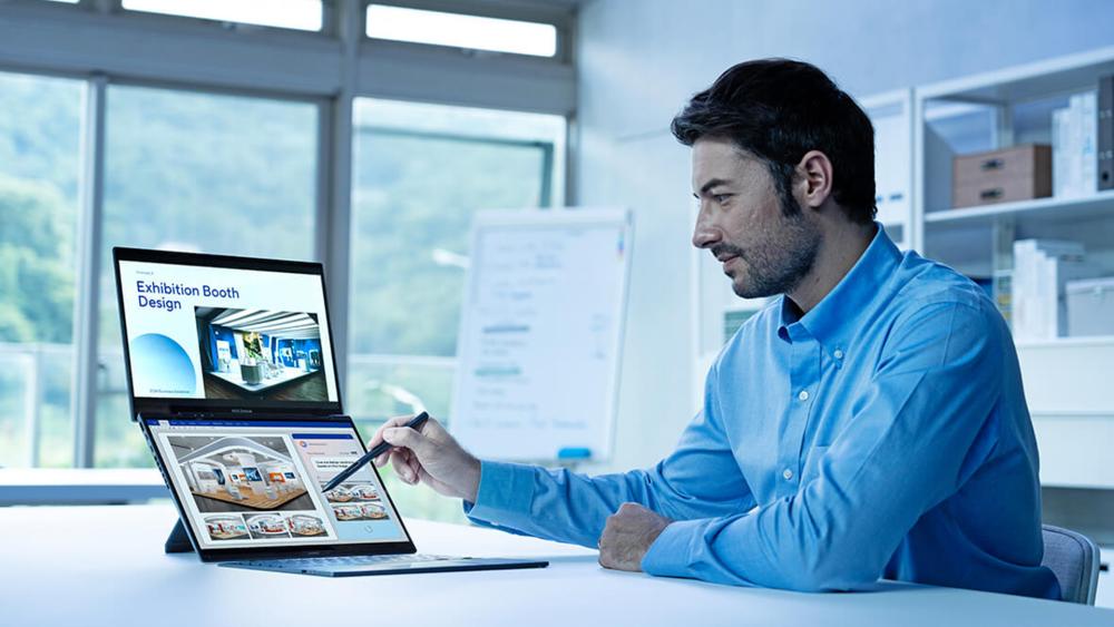 Business user working on dual-screen laptop with CAMM2 RAM
