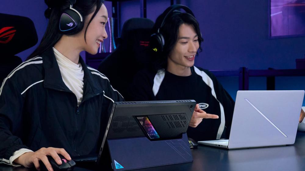 Gamers comparing laptops in a gaming setup