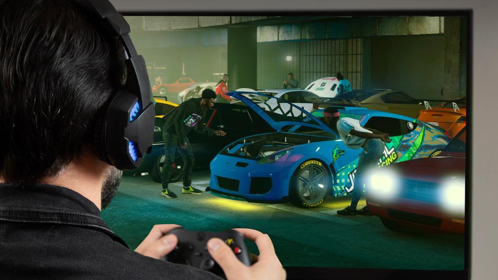 Player gaming GTA Online car meet on next-gen console