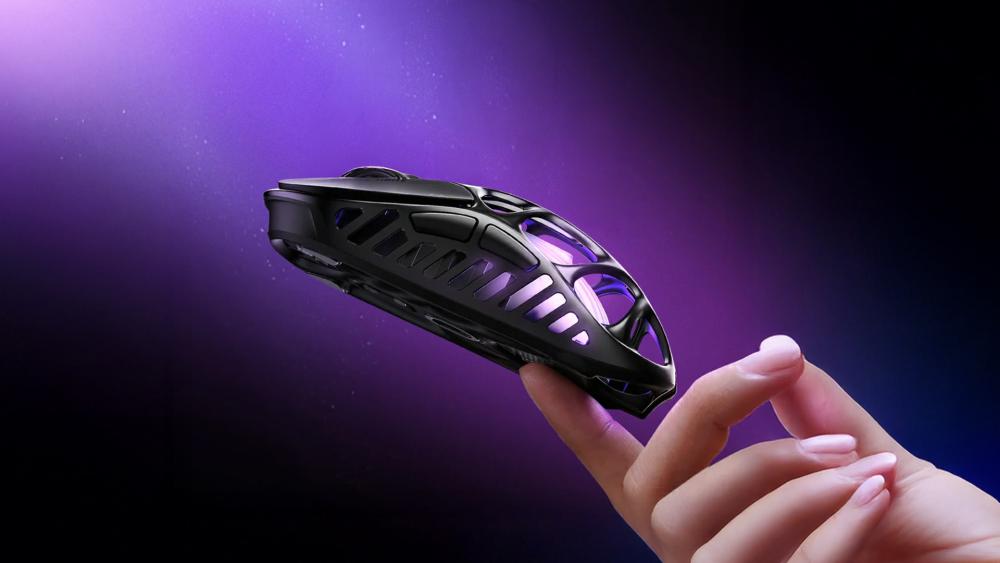 Lightweight gaming mouse balanced on fingertip grip