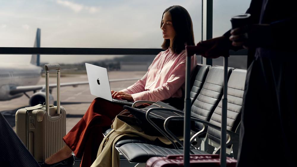 MacBook Pro battery usage while working at airport terminal