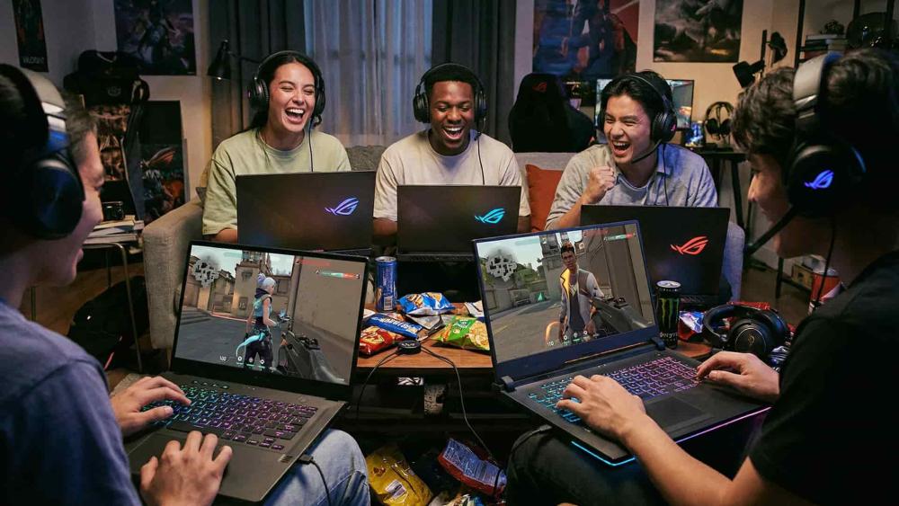 Friends playing FPS games on ROG gaming laptops