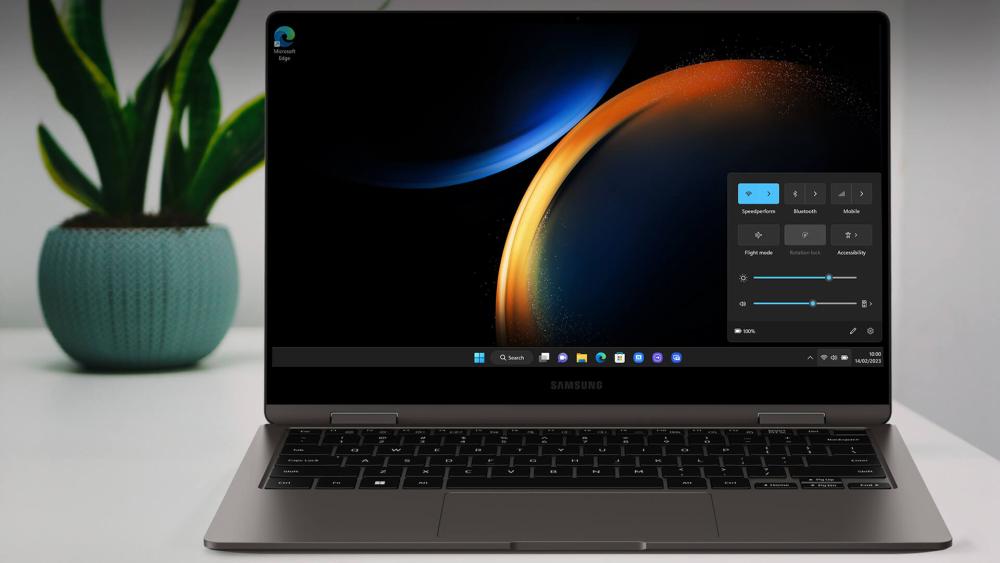 Windows display settings open on a Samsung laptop screen